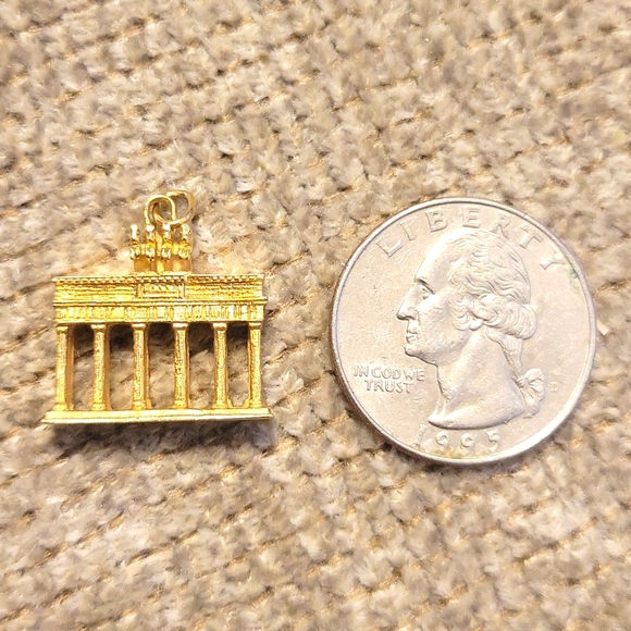 Gold Charm Brandenburg Gate Berlin, Germany - Picture 1 of 4